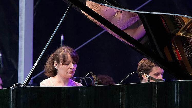 Impressionen vom Klassik-Open-Air im Coburger Rosengarten: Diana Zohrabyan beeindruckte als Solilstin im 2. Klavierkonzert voon Rachmaninow.Foto: Albert Höchstädter