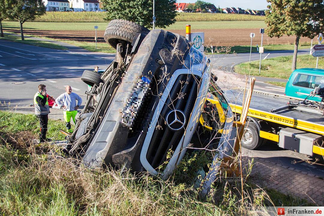 Transporter kollidiert mit Kleinwagen und kracht in Bushaltestelle