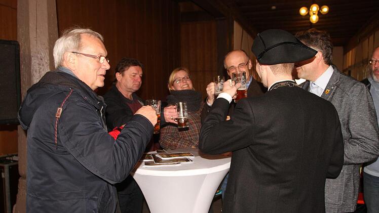 Immer wieder wurde auf die guten Biere angerstoßen. Foto: Günther Geiling