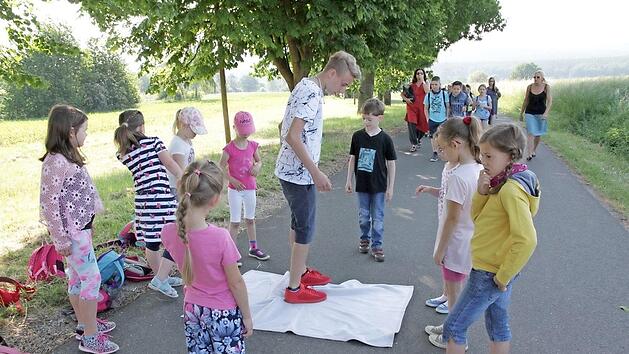 Am "Tag der Besinnung" zogen die Hallerndorfer Sch&uuml;ler auf den Kreuzberg. Foto: Mathias Erlwein