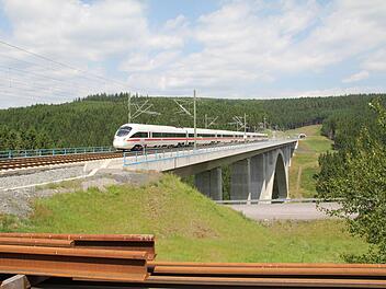 ICE-T im Juli 2017 auf Zulassungsfahrt über die Massetalbrücke in der Nähe von Katzhütte.  Foto: Hannes Frank, DB AG