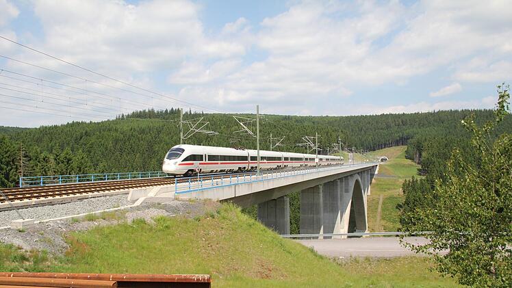 ICE-T im Juli 2017 auf Zulassungsfahrt über die Massetalbrücke in der Nähe von Katzhütte.  Foto: Hannes Frank, DB AG