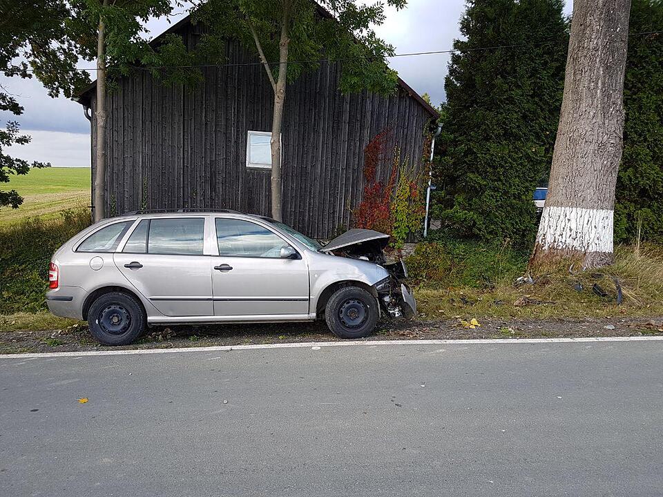 Schwerer Unfall im Landkreis Hof - Auto prallt gegen Baum