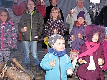 Besonders die kleinen Besucher freuten sich über das Osterfeuer im Hof der Katharina-von-Bora-Kirche im Demo.  Fotos: Martin Koch