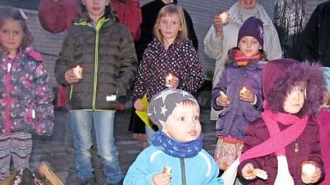 Besonders die kleinen Besucher freuten sich über das Osterfeuer im Hof der Katharina-von-Bora-Kirche im Demo.  Fotos: Martin Koch