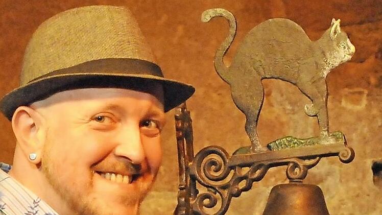 R&uuml;hlmann mit der Glocke der "Schwarzen Katze" Foto: p