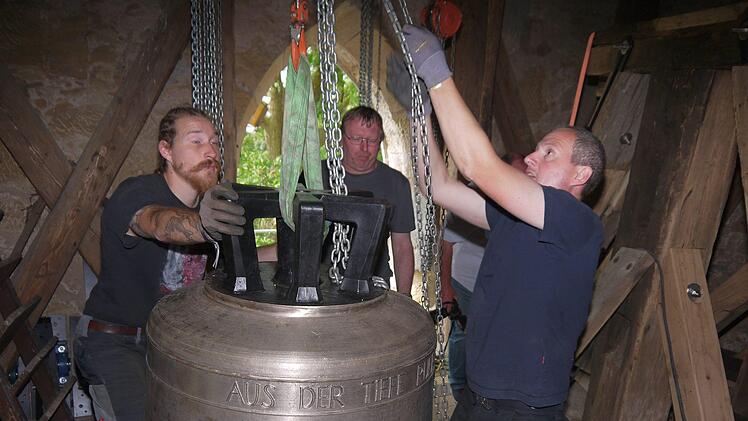 Impression vom Einbau der neuen Kirchenglocken in Gleußen.Berthold Köhler