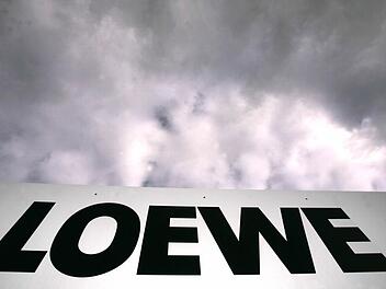 Ob so dunkle Wolken aufziehen, dass Arbeitsplätze in Gefahr sind, ist unklar. Fakt ist jedoch: Loewe will sparen und greift deshalb bis August auf das Instrument der Kurzarbeit zurück. Foto: Marcus Führer/dpa
