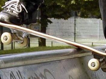 Eine Skateboard wurde von einem 40-Jährigen zum Wurfgeschoss umfunktioniert.  Foto: Guido Bergmann/dpa