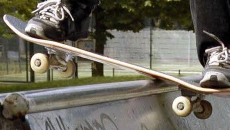 Eine Skateboard wurde von einem 40-Jährigen zum Wurfgeschoss umfunktioniert.  Foto: Guido Bergmann/dpa
