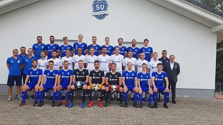Das Aufgebot des SV Ketschendorf (obere Reihe von links): Betreuer Johannes Borchert, Johannes Hanff, Nils Schoder, Moritz Mönch, Lukas Dietz, Jonas Krüger, Simon Reuss, Fabian Griebel und  Jonathan Tritscher; (mittlere Reihe von links): Trainer  Patrick Schuberth, Co-Trainer Jürgen Scharf, Reservetrainer  Christian Wolf, Kevin Krämer, Kevin Trommer, Jakob Emig, Sherif El Wakil, Jonas Luther, Johannes Florschütz, Thomas Bretzel, Nico Seyfarth, Lukas Koch, Nils Kauper, stellvertretender Vorsi...