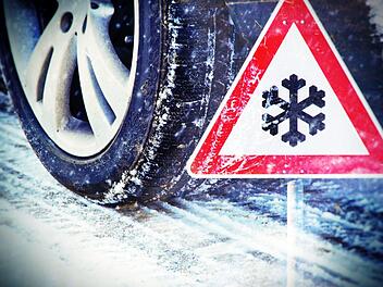 Auf der A3 drehte sich ein Sattelzug, viele andere Straßen wurden unbefahrbar: Starke Schneefälle haben am Freitagnachmittag für Chaos auf den Straßen in Unterfranken gesorgt. Die Polizei hat eine wichtige Botschaft. Symbolfoto: Jürgen Fülchle/Adobe Stock Auf der A3 drehte sich ein Sattelzug, viele andere Straßen wurden unbefahrbar: Starke Schneefälle haben am Freitagnachmittag für Chaos auf den Straßen in Unterfranken gesorgt. Die Polizei hat eine wichtige Botschaft. Symbolfoto: Jürgen Fülchle/Adobe Stock