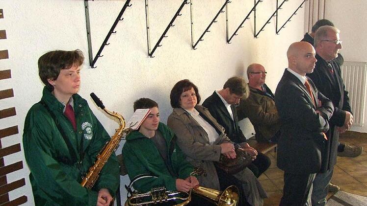 Außerhalb des Saales finden sich noch Plätze für die Gottesdienstbesucher.