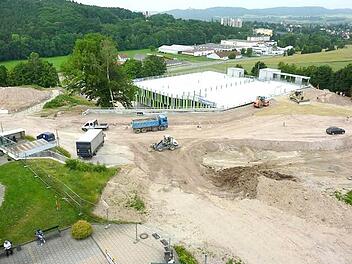 Ein aktuelles Bild von der Klinikbaustelle aus Vogelperspektive, aufgenommen vergangenen Freitag. Das Parkhaus, von dem man hier das Obergeschoss als helle Fläche sieht, soll bis Ende August/Anfang September zur Vefrügung stehen. Foto: LRA