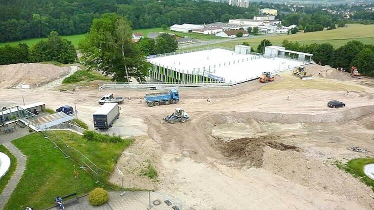Ein aktuelles Bild von der Klinikbaustelle aus Vogelperspektive, aufgenommen vergangenen Freitag. Das Parkhaus, von dem man hier das Obergeschoss als helle Fläche sieht, soll bis Ende August/Anfang September zur Vefrügung stehen. Foto: LRA