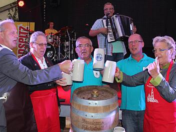 Die drei Bürgermeister und die Cheforganisatoren von der Verwaltung stoßen auf das 29. Höchstadter Altstadtfest an. Foto: Andreas Dorsch