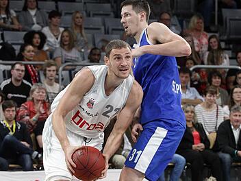 Der f&uuml;r den verletzten Amerikaner Josh Duncan verpflichtete Mindaugas Kate lynas (links) zieht beherzt zum Korb. Der 31-j&auml;hrige Litauer lie&szlig; oft seine Cleverness aufblitzen. Foto: sportpress