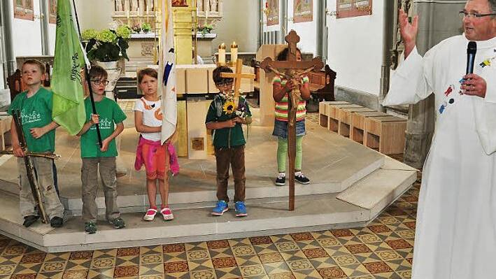 Diakon Manfred Griebel (rechts) feierte mit den Wallfahrern der ersten Kindergarten-Sternwallfahrt zur Ritterkapelle in Haßfurt eine kleine Andacht.