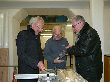 Vor der offiziellen Eröffnung besuchte Dekan Hans-Martin Lechner (links) mit Initiator Bernd Bauer-Banzhaf (rechts) den "Männerschuppen", in dem Elektromeister Otto Schmitt schon werkelt. Foto: Marion Krüger-Hundrup