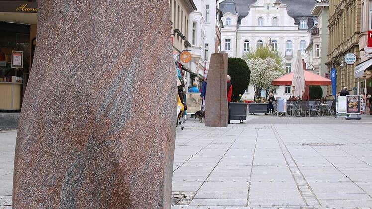 Die beiden Stelen mitten in der Ludwigstraße. Foto: Ralf Ruppert