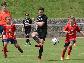 Die U13-Junioren - so wie hier die beiden Vertretungen der SG Herzogenaurach - lieferten sich spannende Duelle. Fotos: herzopress