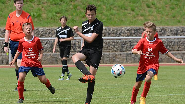 Die U13-Junioren - so wie hier die beiden Vertretungen der SG Herzogenaurach - lieferten sich spannende Duelle. Fotos: herzopress