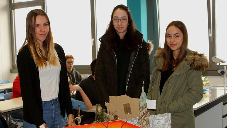 Jede Gruppe musste zu ihrem Thema auch Produkte wie Mini-Bücher oder Filme erstellen; hier Jana Thomann, Emma Zieg und Yara Zimmer (von links) mit ihrem Modell.