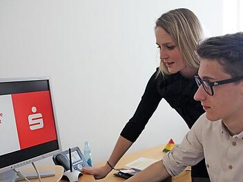 Mittlerweile sind sie fast ein Team: Tamara Martin von der Sparkassse und Andreas Kopp, der zurzeit ein Freiwilliges Soziales Jahr - digital absolviert. Foto: Veronika Schadeck