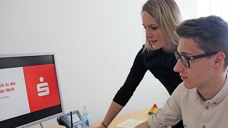 Mittlerweile sind sie fast ein Team: Tamara Martin von der Sparkassse und Andreas Kopp, der zurzeit ein Freiwilliges Soziales Jahr - digital absolviert. Foto: Veronika Schadeck