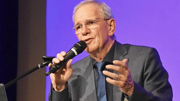Fritz Egner begeisterte beim Haßfurter Literaturfestival sein Publikum mit Geschichten aus seiner Tätigkeit als Musikjournalist und Moderator. Fotos: Ulrike Langer