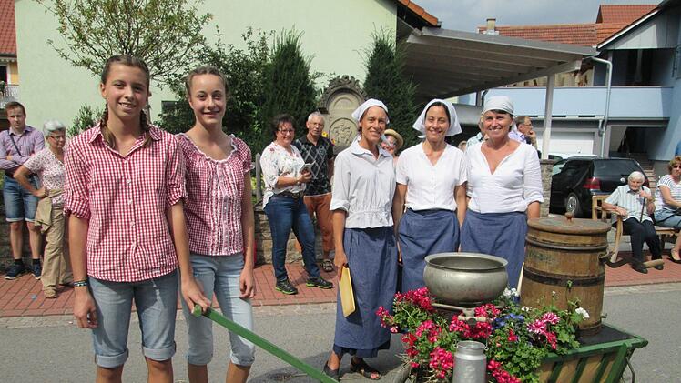 Die Butterfrauen verzichteten auf die Butter, die bei den herrschenden Temperaturen ohnehin ausgegangen wären. Foto: Winfried Ehling