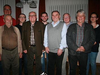 Das "Dreigestirn" und die Geehrten des Musikvereins Markt Zeitlofs: Helmut Baumgartner (von links), Christian Schäfer, Alexander Heck, Willi Baumgartner, Nils Böhm, Reinhold Weitzel, Bernd Schröder, Erwin Baum und Sabine Heinle.