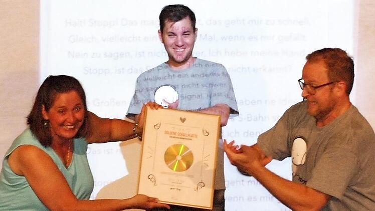 Die beiden Musikpädagogen Lars Lütke-Lefert und Till Backhaus überreichten an die Rektorin Michaela Schell (von rechts) eine "Goldene CD".