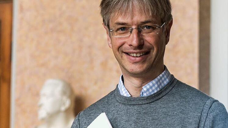 Komponist und Kapellmeister: Roland Fister. Sein sinfonisches Märchen "Alice im Wunderland" erklingt beim Kinderkonzert im Landestheater Coburg.Jochen Berger