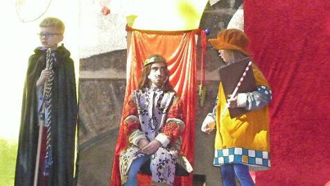König Konrad (Katja Schmidt, Mitte) beratschlagt sich mit seinem Herold (Josua Schröder, l.) und seinem Schreiber (Anni Blümlein).