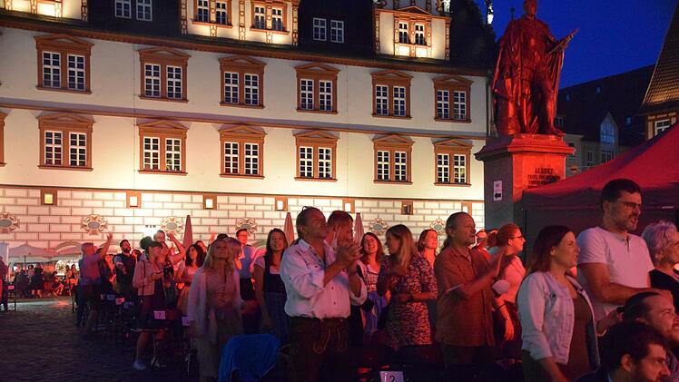Auch ohne Festzelt geht die Stimmung beim OPA-Konzert durch die Decke - die Besucher verlangen am Ende des Konzerts mehrmals eine Zugabe.