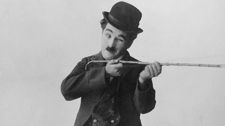 Er war schon als Kind ohne festen Wohnsitz: 1889 in London geboren, verbrachte Charlie Chaplin Teile seiner Kindheit in Arbeitshäusern. Sein Vater war Alkoholiker, seine Mutter lebte mehrere Monate in einer Irrenanstalt. Um Geld zu verdienen, schloss sich der Charlie einer Theatergruppe an - der Beginn einer großen Karriere.