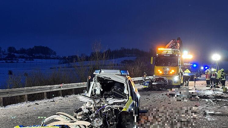 Silvesternacht in Oberfranken endet in Horror-Crash: Polizeiauto zerfetzt - Beamter (25) stirbt im Dienst