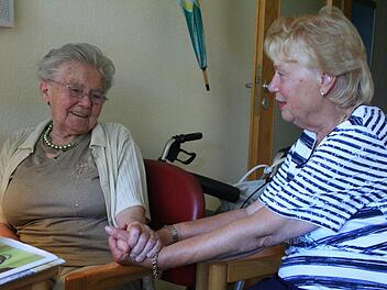 Menschen wie Carola Stetting (rechts) praktizieren bürgerschaftliches Engagement. Solche ehrenamtlich Tätigen sollen künftig durch fachliche Betreuung und Beratung stärker gefördert und unterstützt werden.