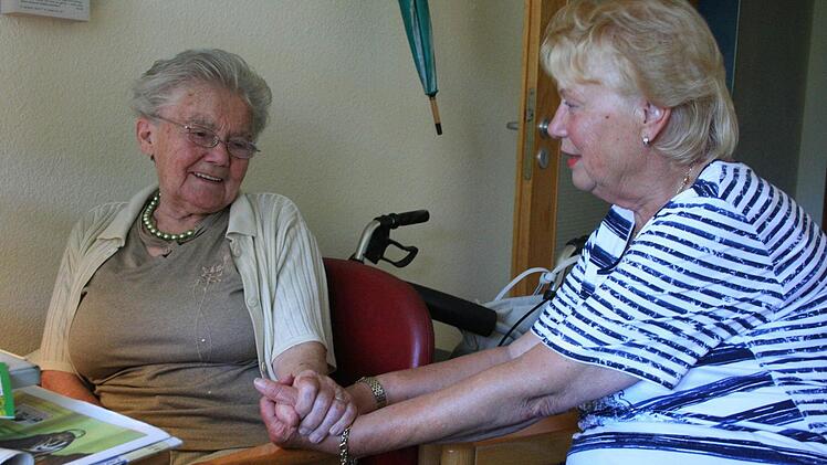 Menschen wie Carola Stetting (rechts) praktizieren bürgerschaftliches Engagement. Solche ehrenamtlich Tätigen sollen künftig durch fachliche Betreuung und Beratung stärker gefördert und unterstützt werden.