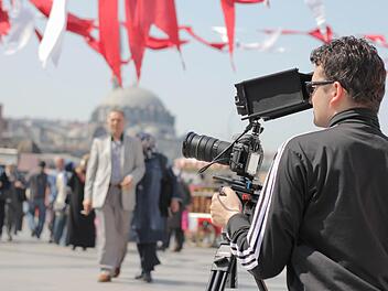 Sebastian Wiegärtner hat keine Filmhochschule besucht, aber hinter der Kamera, wie hier in Istanbul, ist der  29-Jährige aus Forchheim mittlerweile trotzdem ein richtiges Ass.   Fotos: privat