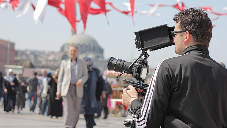 Sebastian Wiegärtner hat keine Filmhochschule besucht, aber hinter der Kamera, wie hier in Istanbul, ist der  29-Jährige aus Forchheim mittlerweile trotzdem ein richtiges Ass.   Fotos: privat