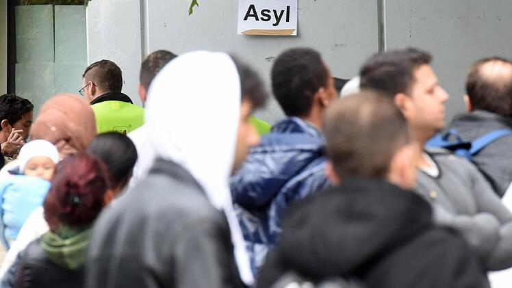 Immer mehr Menschen suchen in Deutschland Zuflucht - und werden auch im Landkreis Kulmbach untergebracht. Symbolbild: Uli Deck/dpa