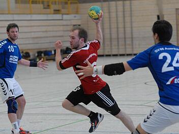 Auf dem Sprung: Lange bitten ließ sich die TS Herzogenaurach (in Rot) vor dem gegnerischen Tor in der ersten Hälfte nicht und erspielte sich eine komfortable Führung - die jedoch immer weiter schmolz. Foto: herzopress