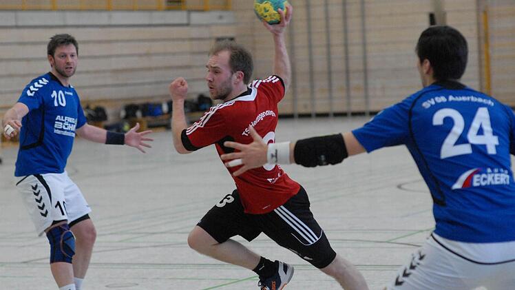 Auf dem Sprung: Lange bitten ließ sich die TS Herzogenaurach (in Rot) vor dem gegnerischen Tor in der ersten Hälfte nicht und erspielte sich eine komfortable Führung - die jedoch immer weiter schmolz. Foto: herzopress