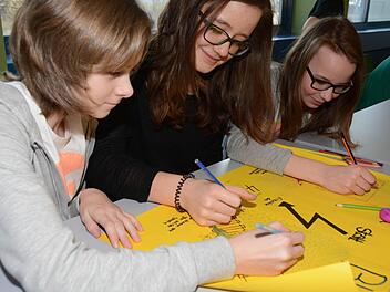Hanna Gabeli, Pia Witzgall und Lisa-Marie Pöhner haben nachgerechnet und zeigen auf ihrem Plakat: Wer ständig blau ist, wirft sein Geld zum Fenster hinaus und hat weniger vom Leben. Foto: Dagmar Besand