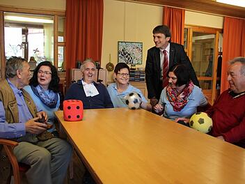Sie sind die ersten Gäste in der BRK-Tagespflege in Kronach. Mit im Bild: Die Leiterin der Tagespflege Heike Welcher (Zweite von links), und BRK-Kreisgeschäftsführer Roland Beierwaltes. Foto: Veronika Schadeck