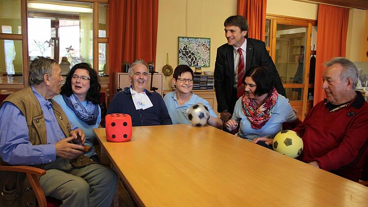 Sie sind die ersten Gäste in der BRK-Tagespflege in Kronach. Mit im Bild: Die Leiterin der Tagespflege Heike Welcher (Zweite von links), und BRK-Kreisgeschäftsführer Roland Beierwaltes. Foto: Veronika Schadeck