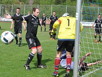 Alle auf einen? Im InFranken-Kick Ende Mai beim TSV Ebermannstadt schien Wichsenstein deutlich in Überzahl zu sein, dennoch verlor der FC mit 1:2. Am Sonntag steht für die in die Kreisklasse 3 gewechselte Mannschaft das Spitzenspiel gegen den SV Hiltpoltstein an.  Foto: Leo Hühnlein
