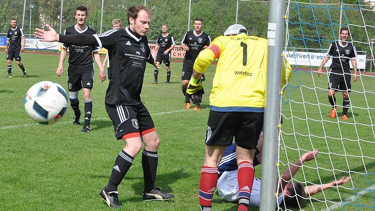 Alle auf einen? Im InFranken-Kick Ende Mai beim TSV Ebermannstadt schien Wichsenstein deutlich in Überzahl zu sein, dennoch verlor der FC mit 1:2. Am Sonntag steht für die in die Kreisklasse 3 gewechselte Mannschaft das Spitzenspiel gegen den SV Hiltpoltstein an.  Foto: Leo Hühnlein